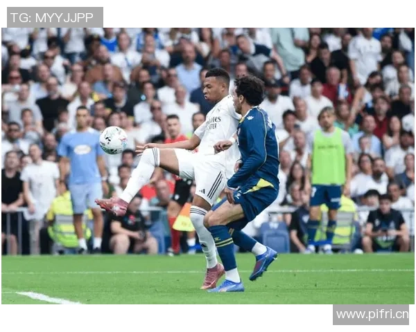 阿什拉夫养伤期间亲临现场观看埃尔切与皇马的精彩对决